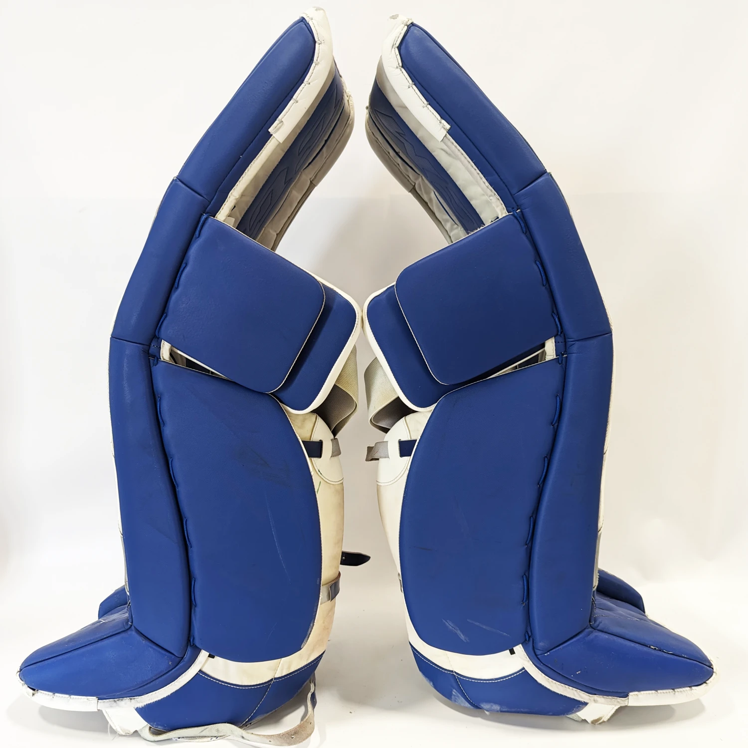 CCM Extreme Flex 5 - Used NCAA Pro Stock Goalie Pads (White/Blue) 2 CCM Extreme Flex 5 - Used NCAA Pro Stock Goalie Pads (White/Blue) - Image 2