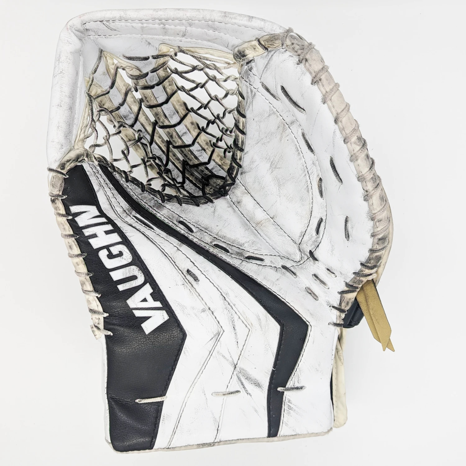 Vaughn Ventus SLR2 - Used Intermediate Goalie Glove (White/Black) 1 Vaughn Ventus SLR2 - Used Intermediate Goalie Glove (White/Black)